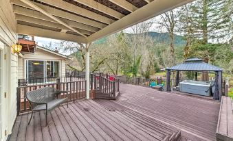 Spacious Grants Pass Home w/ Hot Tub & Views!