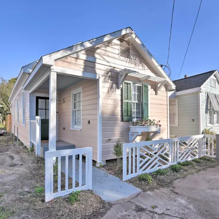Near Beach and Strand Bright Cottage in Galveston