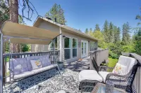 Lakeview Retreat w/ Fireplace, Spa Tub & Balcony - Wifi