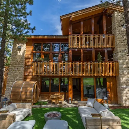 Obsidian 7 Deluxe 5000 sq ft House, Private Jacuzzi and Movie Theater, Close to Eagle by RedAwning