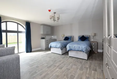 Homestead Hillsborough Guest Rooms Отели в г. Киноллен