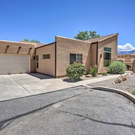 Moab Townhome w/ Pool Access + Stunning Mtn Views!