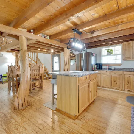 Pet-Friendly Cabin on 3 Acres 7 Mi to Uvalde!