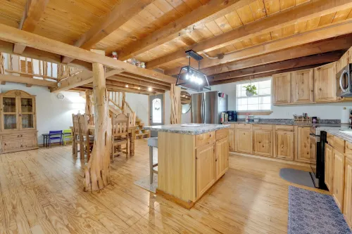 Pet-Friendly Cabin on 3 Acres 7 Mi to Uvalde! - 3-Star