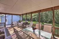 Charming Burdett Home with Grill, Gazebo and Yard - 3 estrellas