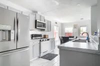 Stylish 4Br 2.5ba Haven in Houston 4 Bedroom Home by RedAwning Hotels in Fort Bend County