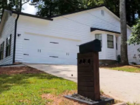 Lovely 3 bedroom home close to Stone Mountain Hotels in Stone Mountain