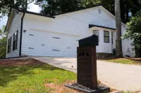 Lovely 3 bedroom home close to Stone Mountain Hotels near Benu Glass Creations
