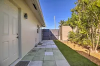 1 Mi to Deerfield Beach: Stylish Studio w/ Pool!