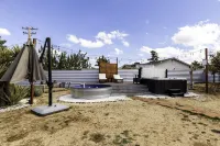 Sky Harbor House - Centrally Located W/Hot Tub 3 Bedroom Home by RedAwning Hotel di Yucca Valley