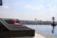 Ibis Palembang Sanggar - ที่มีสระว่ายน้ำ
