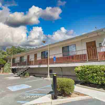 Mariposa Lodge Hotel Exterior