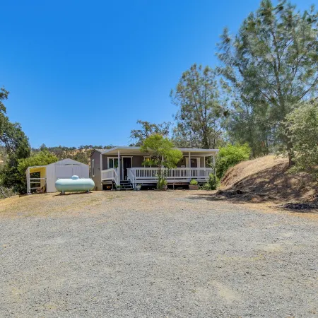 La Grange Home w/ Covered Patio & Gas Grill!