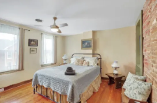 Entire Downtown Gettysburg Historic 4Br/3BA Home, Sleeps 8 with Free Parking