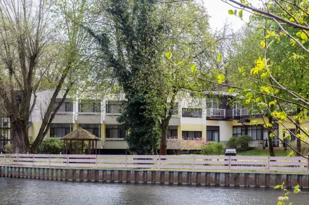 Seehotel Grunewald Отели рядом с достопримечательностью «Glienicker Brücke»