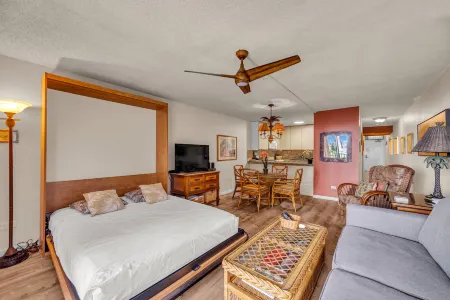 Beautiful garden view condo with tropical decor Отели в г. Wailea