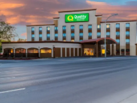 Quality Inn & Suites Hotels near Assiniboine Park Zoo