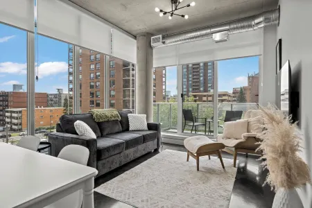 Designer Cosmopolitan Loft in Downtown Calgary Отели рядом с достопримечательностью «Парк Эдворти»