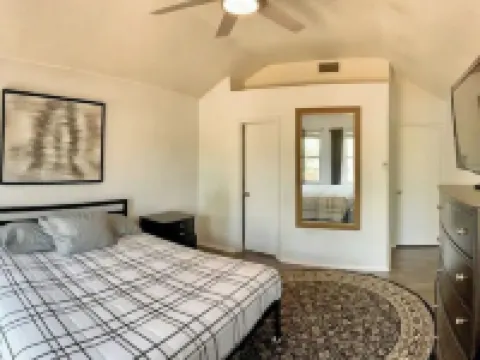 Spacious Family Friendly Retreat Centrally Located with Big Backyard 凱勒酒店