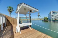 Waterfront Home w/ Deck & Pool in City-by-the-sea - 4-Sterne