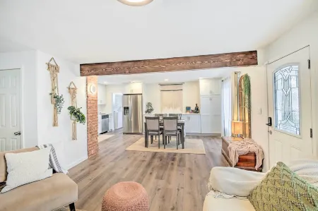 Downtown Long Beach Home Walk Everywhere! Отели рядом с достопримечательностью «Нейплс»