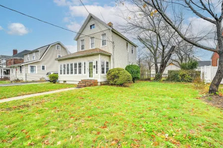 Charming Long Island Home w/ Fenced Yard! Отели рядом с достопримечательностью «J Zarnoch Jewelers»