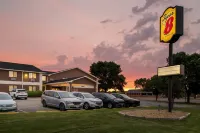 Super 8 by Wyndham Blue Earth - Bãi đậu xe