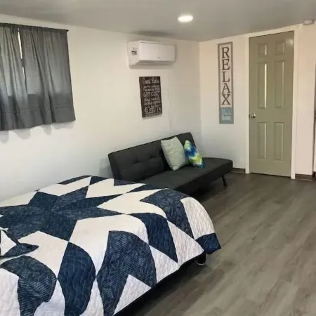 Cozy Suite *Excellent location* FREE Wi-fi/Netflix