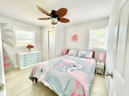Adorable beach cottage 2/1, Sleeps 6, Pet Friendly, Minutes to Beach