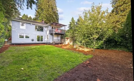 Spacious Maple Leaf Guest Suite Отели рядом с достопримечательностью «Парк Мэттьюс Бич»