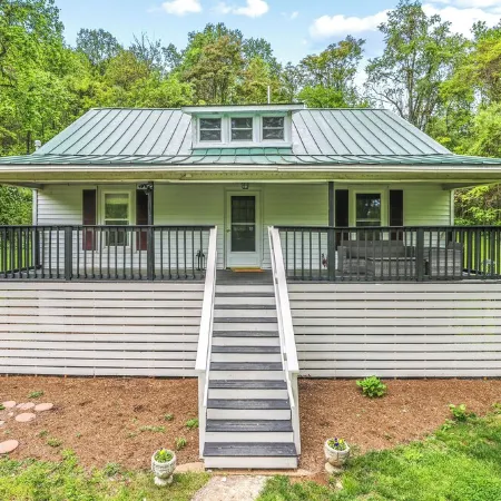 Charming 4-bedroom farmhouse in brilliant Roseland / The Hen House