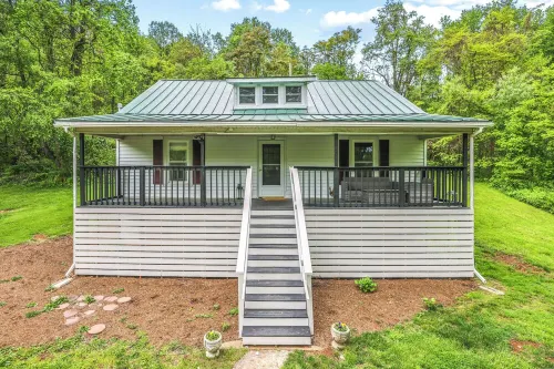 Charming 4-bedroom farmhouse in brilliant Roseland / The Hen House