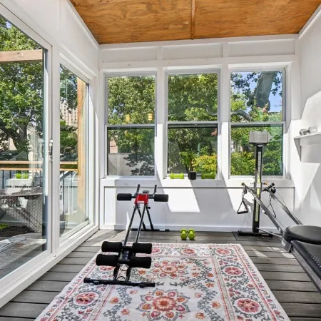 Spacious Atlanta Mansion. 13 Beds 5 Bath, 3 Floors, Pool & Sauna. Near Piedmont