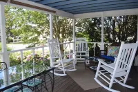Captains Quarters-CHARMING Cottage Close to Town!!