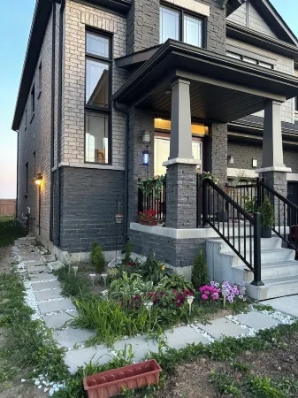 Niagara Falls Basement Suite 15 mins away from Falls Отели в г. Торолд