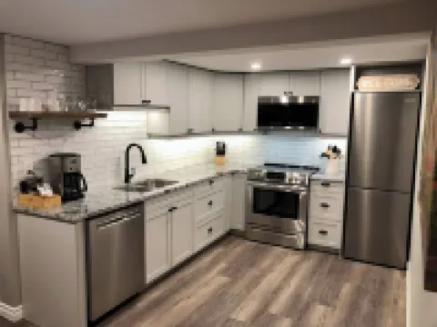 Modern Rustic Charm Apartment. Quiet setting. Only a 4 minute drive to downtown!