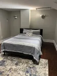 Cozy & spacious  2 bedroom basement apartment just 16 minutes from the airport. 鄰近Kortright Centre for Conservation的酒店