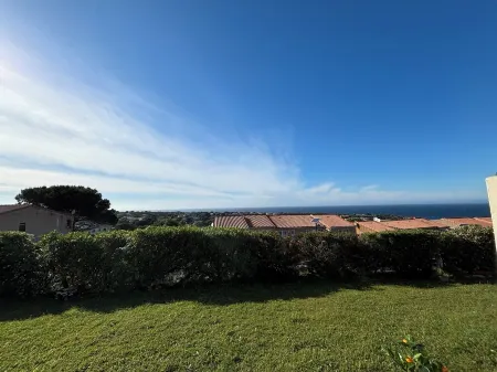 Garden level apartment with sea view Отели в г. Лумио