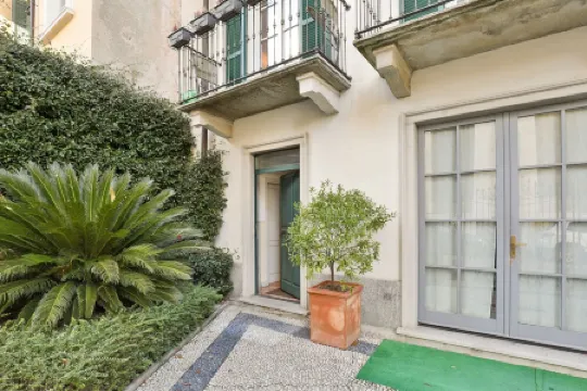 ELEGANT APARTMENT IS LOCATED A FEW STEPS FROM THE LAKEFRONT OF CERNOBBIO.