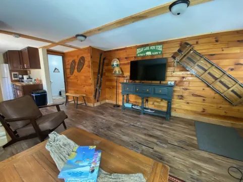 Charming 1-bedroom apartment with WiFi and AC in beautiful Indian Lake. 哈密爾頓縣酒店