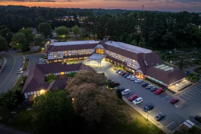 The English Inn of Charlottesville Hotel dekat The University of Virginia