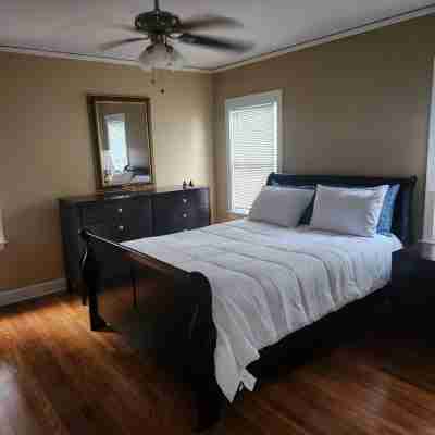 Cozy 3-bedroom bungalow in marvelous Memphis with AC, WiFi Rooms