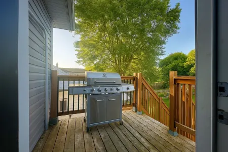 Chef’s Kitchen | Fire Pit+BBQ Deck • Private Yard