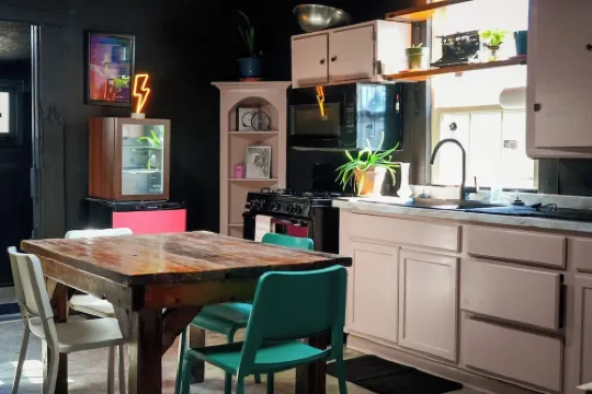 Heart Break Hotel Rad Bungalow - Rock-n-roll themed 2-bedroom downtown Tupelo.