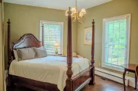 The Sage Suite - Private Studio w/ Ensuite Bath in Historic Downtown Home Hotels in Clinton