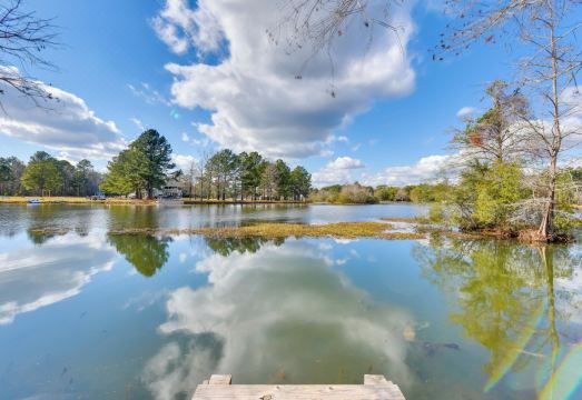 Alabama Lakefront Getaway w/ Kayaks & Patio - Housity