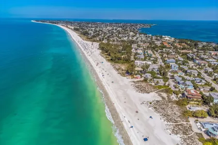 Sarasota 4-bedroom spacious with pool fast WiFi