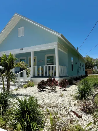 Cozy & Modern Coastal Retreat- Steps from the Sponge Docks!