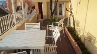 Magnificent 2p Apartment in a Villa with Sea View, Terrace & Private Parking.