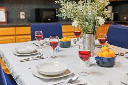 Eclectic Tech and Family Friendly with Gaming 5 min Walk to Meta in Menlo Park Отели рядом с достопримечательностью «Мета Хедквотерс»